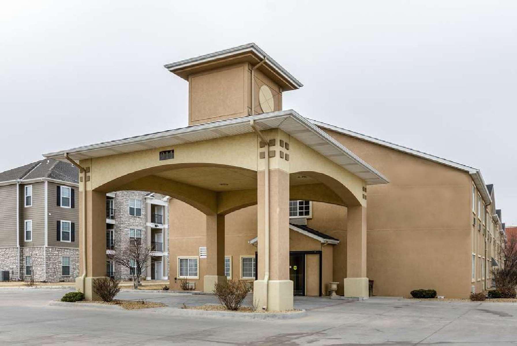 Super 8 By Wyndham Great Bend Hotel Exterior photo