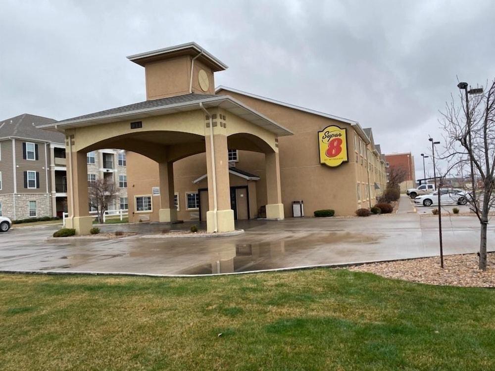 Super 8 By Wyndham Great Bend Hotel Exterior photo