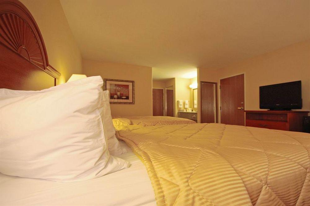 Super 8 By Wyndham Great Bend Hotel Exterior photo