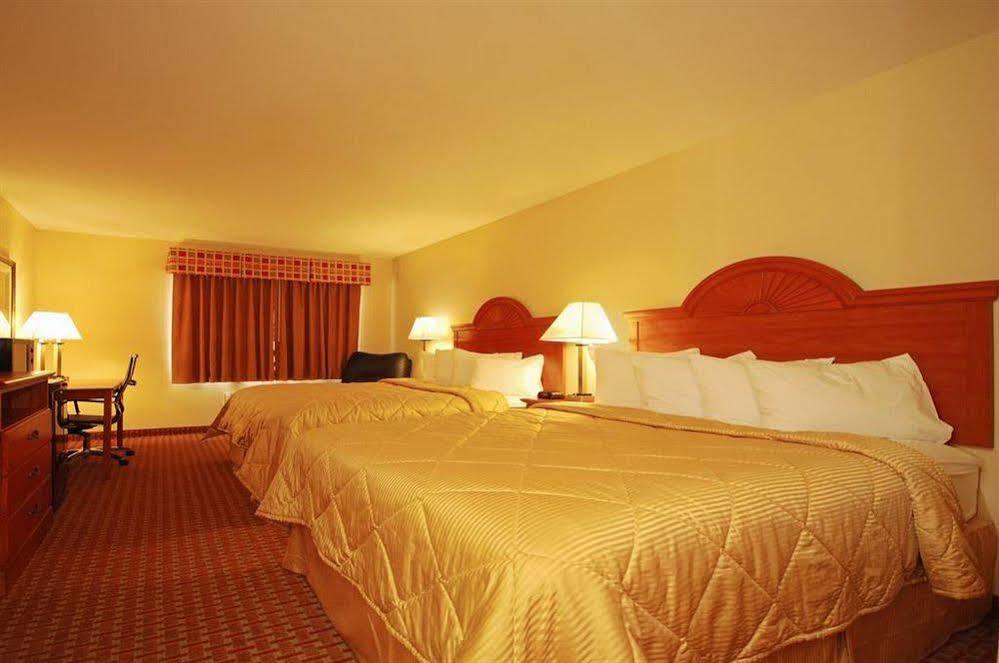 Super 8 By Wyndham Great Bend Hotel Exterior photo