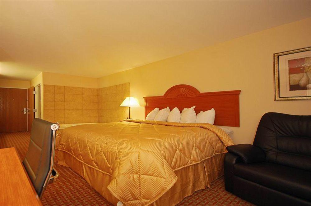 Super 8 By Wyndham Great Bend Hotel Room photo