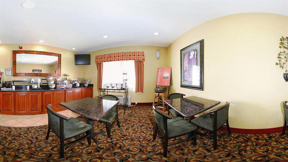 Super 8 By Wyndham Great Bend Hotel Exterior photo