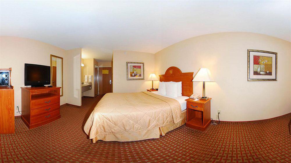 Super 8 By Wyndham Great Bend Hotel Exterior photo