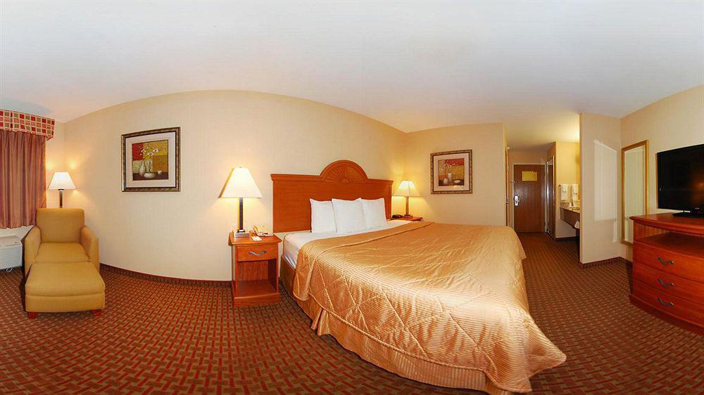 Super 8 By Wyndham Great Bend Hotel Exterior photo